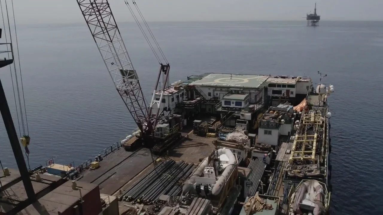 Offshore vessel and marine cranes